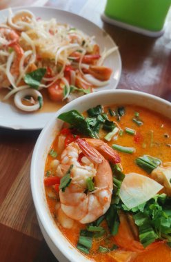 Tom yer elması ve deniz yosunu salatası masada. Tayland yemeği.