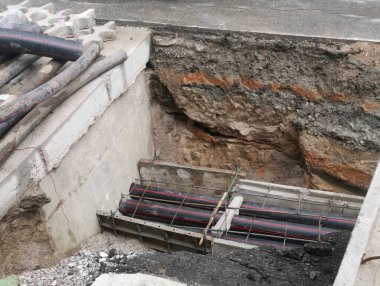 Yerdeki borular asfaltın altında.
