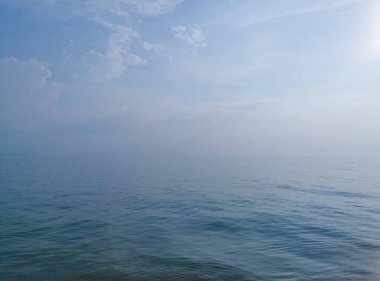 Mavi gökyüzü ile mavi deniz