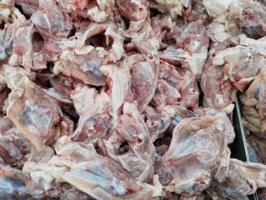 Dükkanda çiğ tavuk leşi.