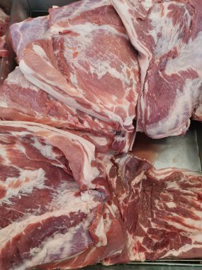 Taze domuz eti yığını