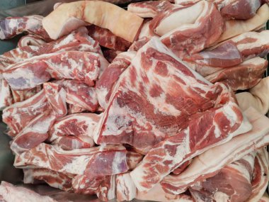 Taze domuz göbeği yığını