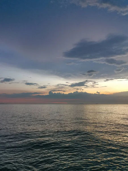 夕方の海の上の夕日空 ロイヤリティフリーのストック画像