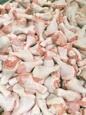 Dükkanda taze tavuk budu.