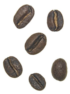 Beyaz arka planda izole kahve çekirdekleri