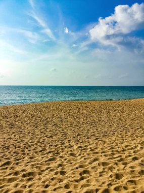 Kum ve mavi deniz arka planı