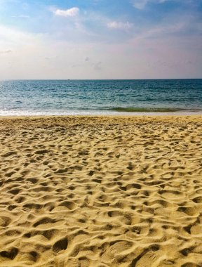 Kum ve mavi deniz arka planı