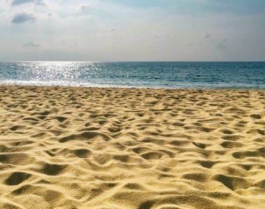 Kum ve mavi deniz arka planı