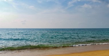 Kum ve mavi deniz arka planı