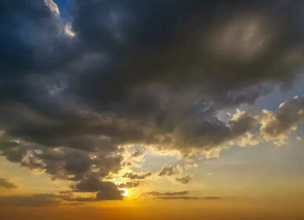 Piękne Wieczorne Niebo Chmurami Zdjęcie Stockowe
