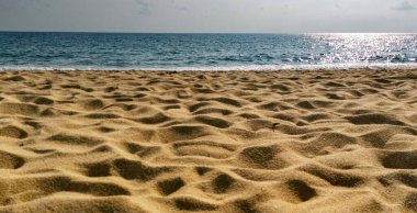 Kum ve mavi deniz arka planı