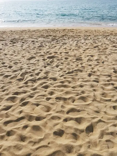 砂と青の海の背景 ロイヤリティフリーのストック画像