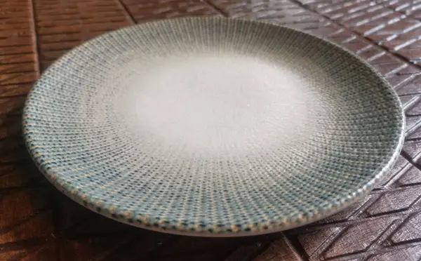 Boş tabak bir masaya, yan görünüm