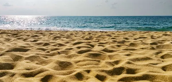 Kum ve mavi deniz arka planı