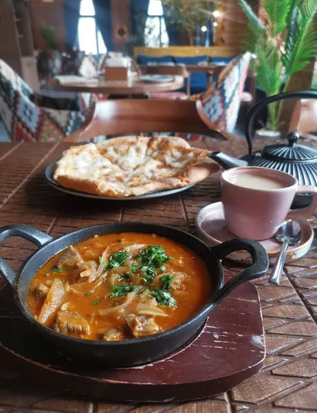 Diner Georgisch Restaurant Chachushuli Met Megrelian Khachapuri Stockafbeelding