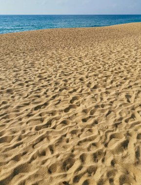 Kum ve mavi deniz arka planı