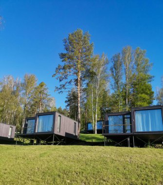 Panoramik pencereli modern tatil modülü evleri