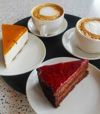 İki fincan kahveli kek.