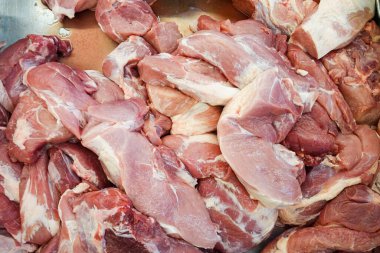 Bol yağlı çiğ et yığını. Et küçük parçalara bölünmüş.