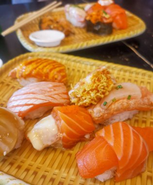 Kırmızı balıklı taze suşi.