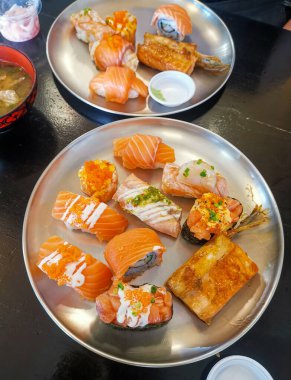 Suşi ve kırmızı balıklı rulo