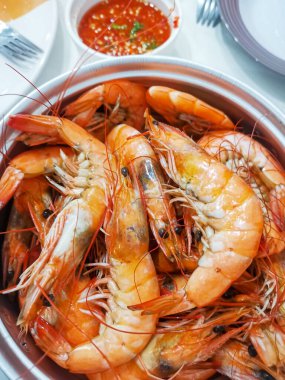 Baharatlı soslu bir tabak karides.