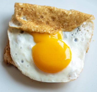 Kızarmış yumurtalı tostun üst görüntüsü