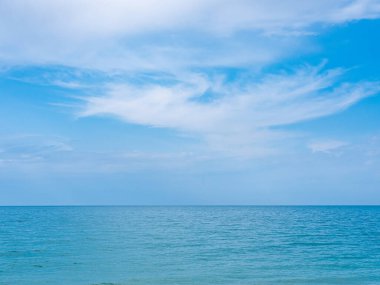 Sakin deniz üzerinde mavi gökyüzü