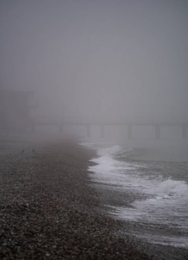 Sisli deniz kıyıları. Dramatik atmosfer