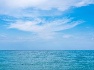 Sakin deniz üzerinde mavi gökyüzü