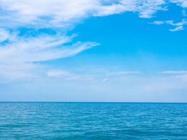 Sakin deniz üzerinde mavi gökyüzü