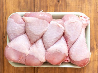 Tavuk budu tepside, ahşap masada.