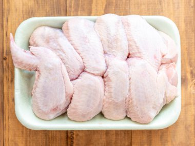 Ahşap bir arka planda tepside tavuk kanatları