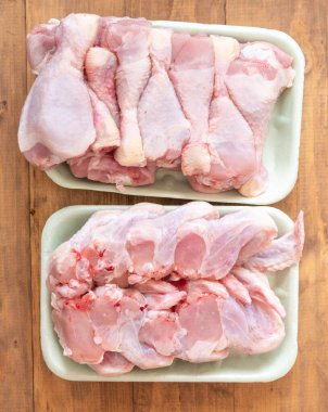 Donmuş tavuk kanatları ve bacakları. Üst görünüm