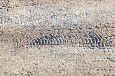 Araba lastiklerinden gelen karda iz var.