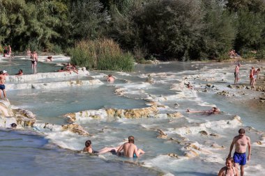 Saturnia, İtalya - 13 Eylül 2022 İnsanlar Satürn 'ün kaplıcalarında banyo yapıyorlar Therme, Saturnia, Toskana, İtalya 