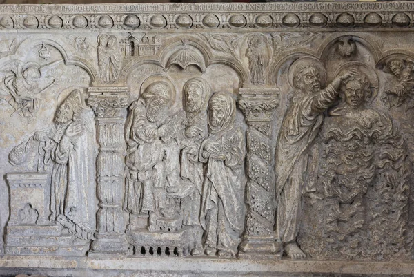 意大利马萨 玛丽提玛 Massa Marittima 2022年9月11日 纪念性洗礼字体 在一座小庙宇之上有一个矩形浴池 洗礼始于1267年 Massa Marittima的Saint — 图库照片