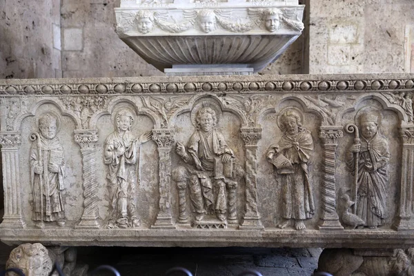 意大利马萨 玛丽提玛 Massa Marittima 2022年9月11日 纪念性洗礼字体 在一座小庙宇之上有一个矩形浴池 洗礼始于1267年 Massa Marittima的Saint — 图库照片