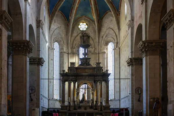 イタリアのマッサ マリッティマ 2022年9月11日 イタリアのマッサ マリッティマにある聖セルボニウス大聖堂の内部 イタリア — ストック写真