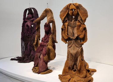 Venedik, İtalya - 6 Eylül 2022: Venedik 'te 59. Venedik Sanat Bienali. Hindistan' dan Mrinalini Mukherjee 'nin doğal liflerden yaptığı kültürler.