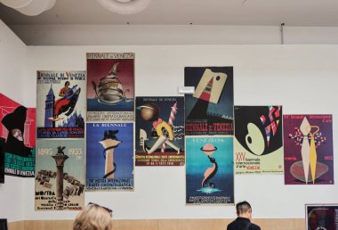 Venedik, İtalya - 6 Eylül 2022 Venedik Sanat Bienali. Giardini 'deki merkez pavyonda Venedik Bienali' nin reklamını yapan eski posterler sunuldu.