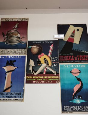 Venedik, İtalya - 6 Eylül 2022 Venedik Sanat Bienali. Giardini 'deki merkez pavyonda Venedik Bienali' nin reklamını yapan eski posterler sunuldu.