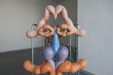 Venedik, İtalya - 6 Eylül 2022 Venedik Sanat Bienali. Düş Sonrası: Macar pavyonunda sanatçı Zsofia Keresztes 'in Demage' ine Karşı Gelme Cesareti