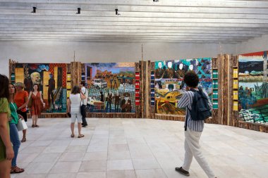 Venedik, İtalya - 6 Eylül 2022: Kuzey Ülkeleri Norveç, Finlandiya, İsveç pavyonu, Giardini 'deki Sami Pavyonu Venedik' teki 59..