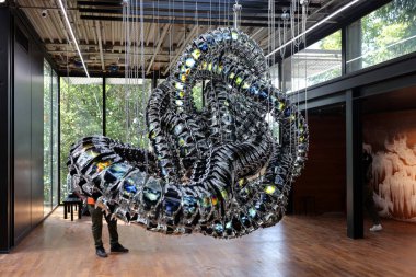 Venedik, İtalya - 6 Eylül 2022 Venedik Sanat Bienali. Ziyaretçiler, sanatçı Yunchul Kim 'in 