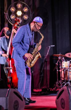 Cracow, Polonya - 08 Temmuz 2022: Kenny Garrett Quintet Polonya 'nın Krakow kentinde düzenlenen Yaz Caz Festivali' nde Kijow Center sahnesinde canlı performans sergiledi. 