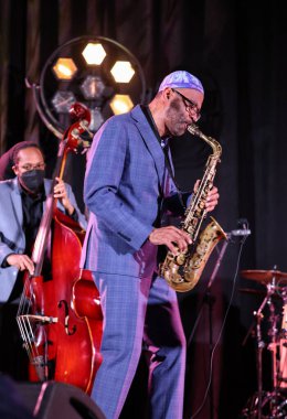 Cracow, Polonya - 08 Temmuz 2022: Kenny Garrett Quintet Polonya 'nın Krakow kentinde düzenlenen Yaz Caz Festivali' nde Kijow Center sahnesinde canlı performans sergiledi. 