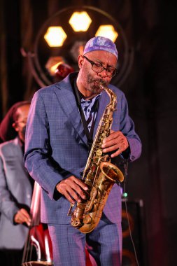 Cracow, Polonya - 08 Temmuz 2022: Kenny Garrett Quintet Polonya 'nın Krakow kentinde düzenlenen Yaz Caz Festivali' nde Kijow Center sahnesinde canlı performans sergiledi. 