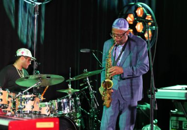 Cracow, Polonya - 08 Temmuz 2022: Kenny Garrett Quintet Polonya 'nın Krakow kentinde düzenlenen Yaz Caz Festivali' nde Kijow Center sahnesinde canlı performans sergiledi. 