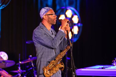 Cracow, Polonya - 08 Temmuz 2022: Kenny Garrett Quintet Polonya 'nın Krakow kentinde düzenlenen Yaz Caz Festivali' nde Kijow Center sahnesinde canlı performans sergiledi. 